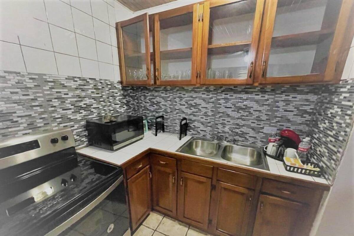 Nevera en la zona común y microondas en la zona común