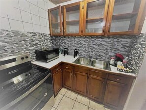 Kjøleskap på fellesområdet og mikrobølgeovn på fellesområdet