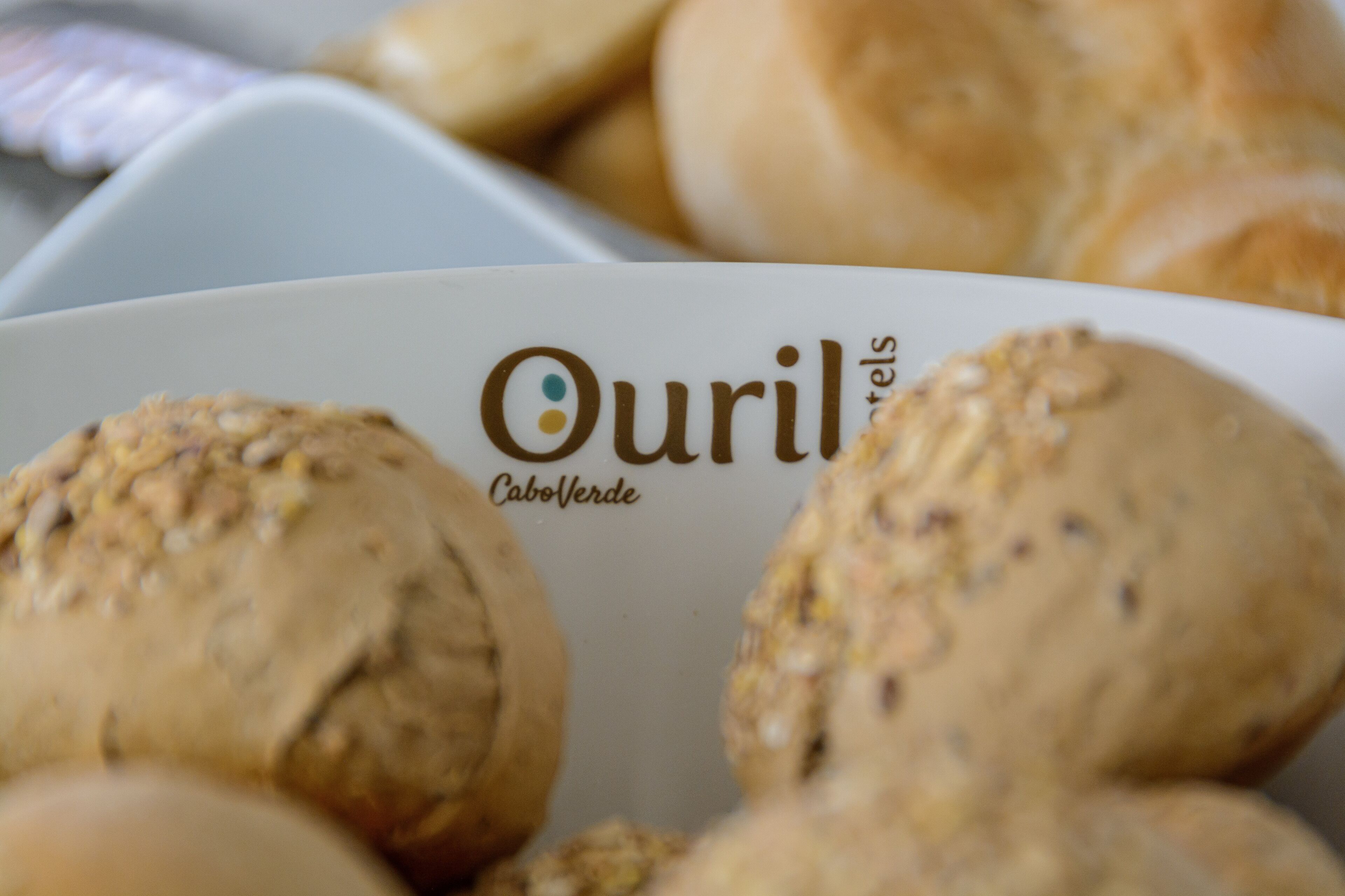 En tallrik med olika sorters småbröd, och en etikett som lyder: ”Ouril Cabelverde”.