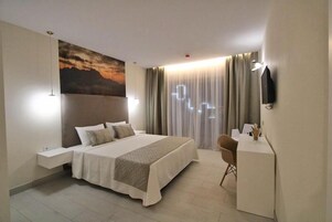 Minibar, caja de seguridad en la habitación, escritorio y wifi gratis 