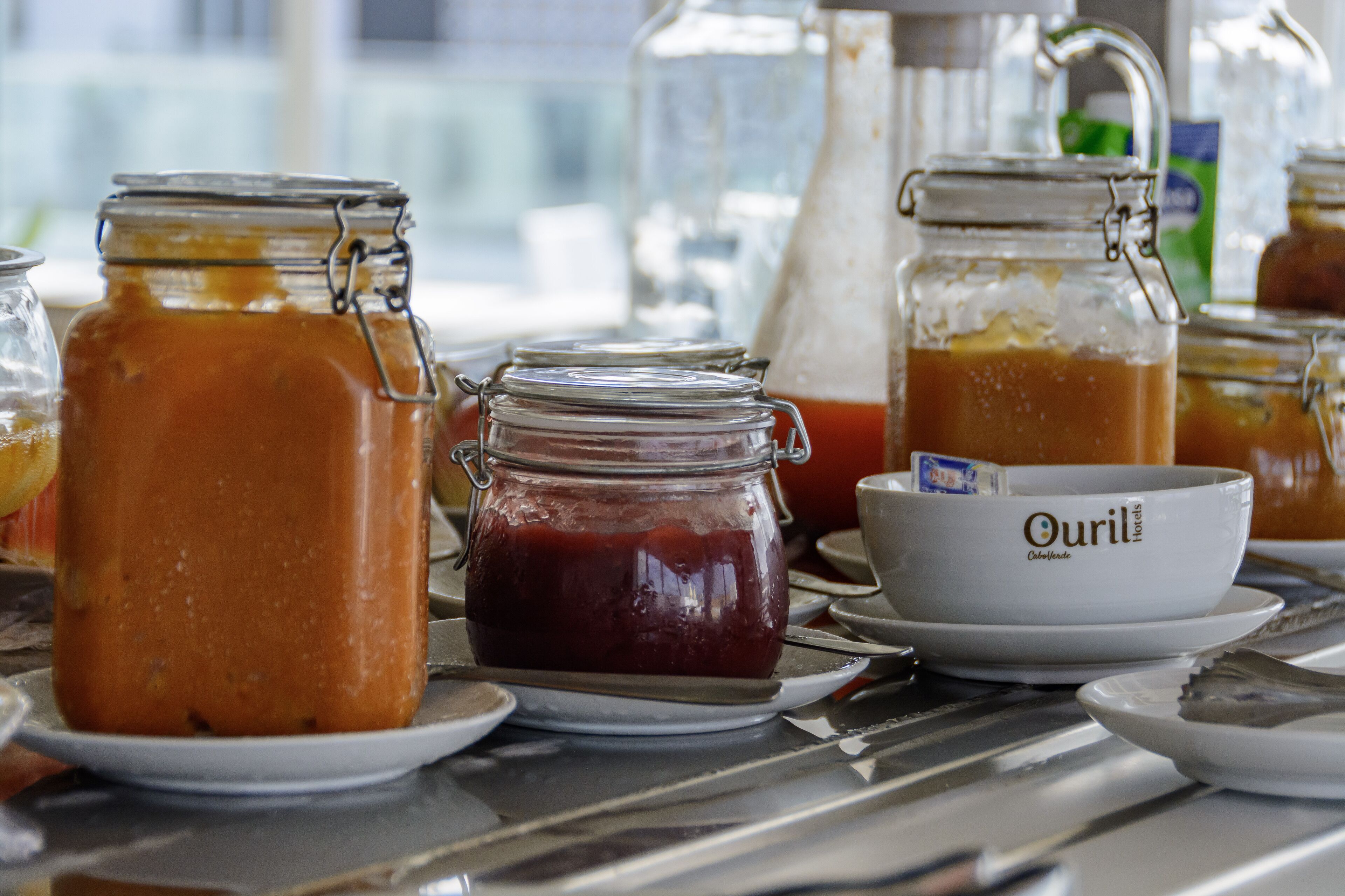 Un bufé de desayuno con diversas opciones de comida y bebidas.