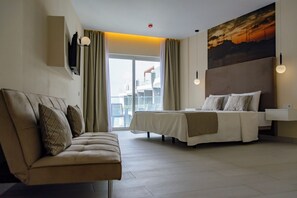 Superior Family Room | Minibar, safe på rommet, skrivebord og wi-fi (inkludert)