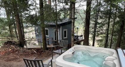 Bellingham Treehouse w/ Waterfall, View, & Hot Tub