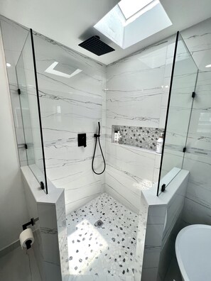 Een haardroger, handdoeken, zeep, shampoo
