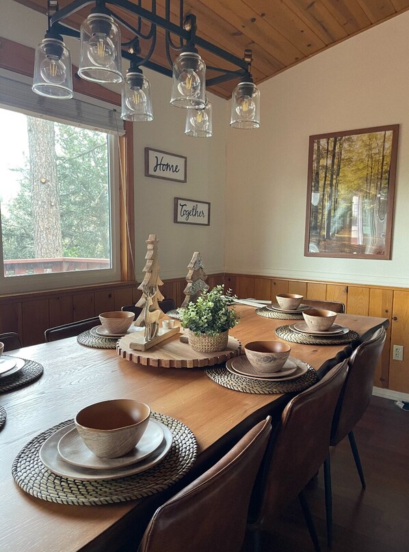 Dining - 5 minutes driving and 20 minutes walking distance to the Lake Gregory (Crestline)