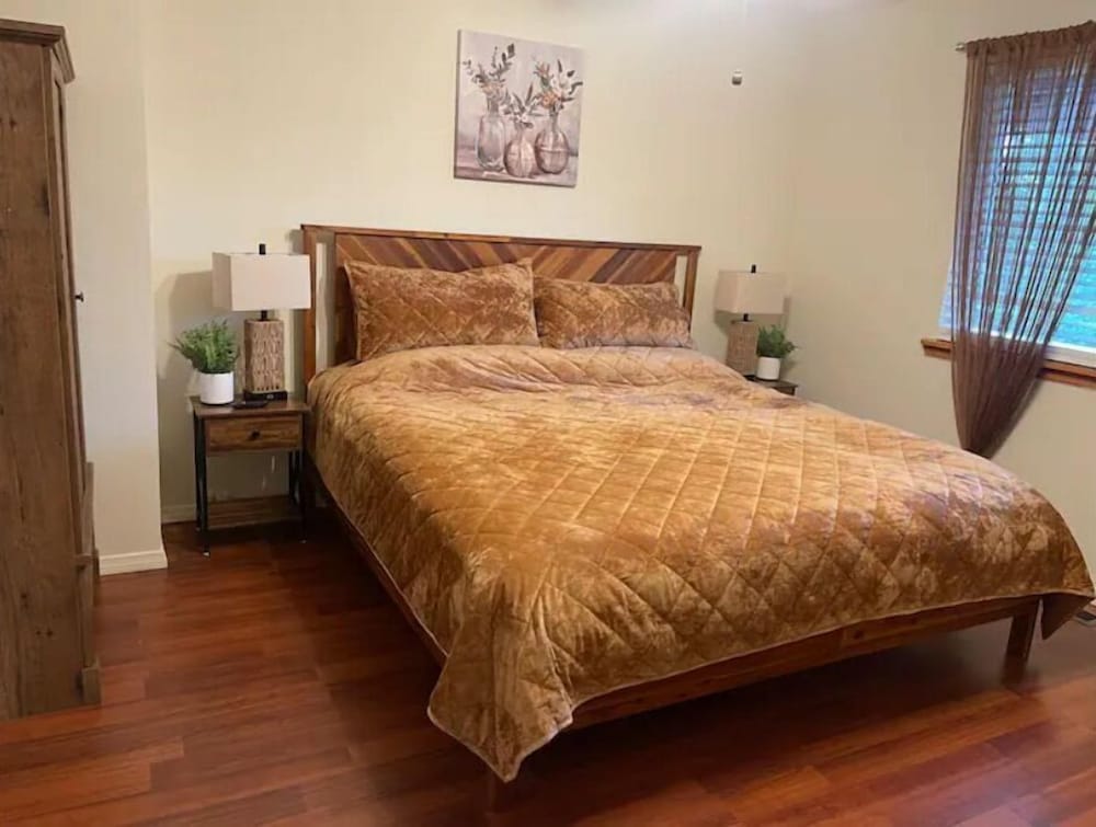 5 minutes driving and 20 minutes walking distance to the Lake Gregory