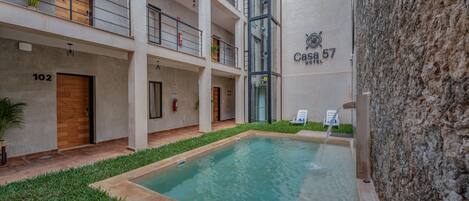 Utomhuspool och solstolar