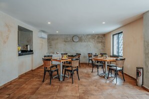 Déjeuner servi sur place, cuisine locale