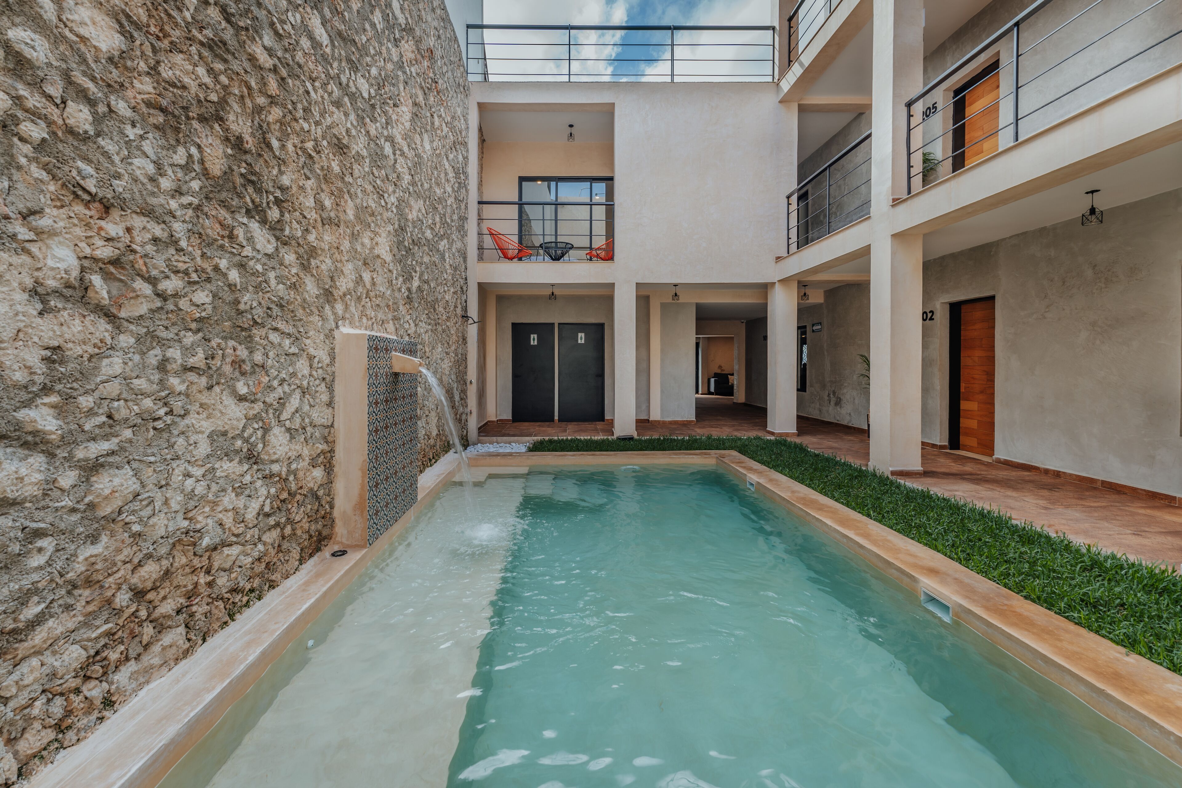 Kolam renang outdoor, dengan kursi berjemur