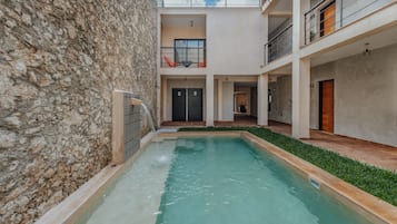 Kolam renang outdoor, dengan kursi berjemur