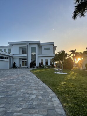 Exterior - Villa4dreamers - The ultimate dream on the Gulf of Mexico. (Cape Coral)