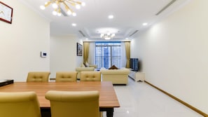 Apartamento luxo, 2 quartos, banheira, vista para a cidade | Roupas de cama premium, camas Select Comfort, cofres nos quartos