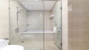 Apartemen Deluks, 2 kamar tidur, bathtub, pemandangan kota | Kamar mandi | Shower pijat air, perlengkapan mandi desainer,  dan pengering rambut
