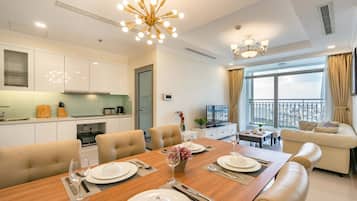 Departamento Deluxe, 3 habitaciones, tina, vista a la ciudad | Servicio a la habitación