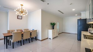 Apartamento luxo, 3 quartos, banheira, vista para a cidade | Roupas de cama premium, camas Select Comfort, cofres nos quartos