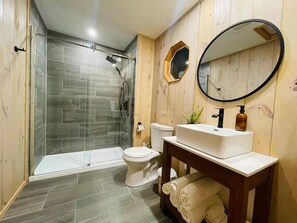 Haartrockner, Handtücher, Seife, Toilettenpapier