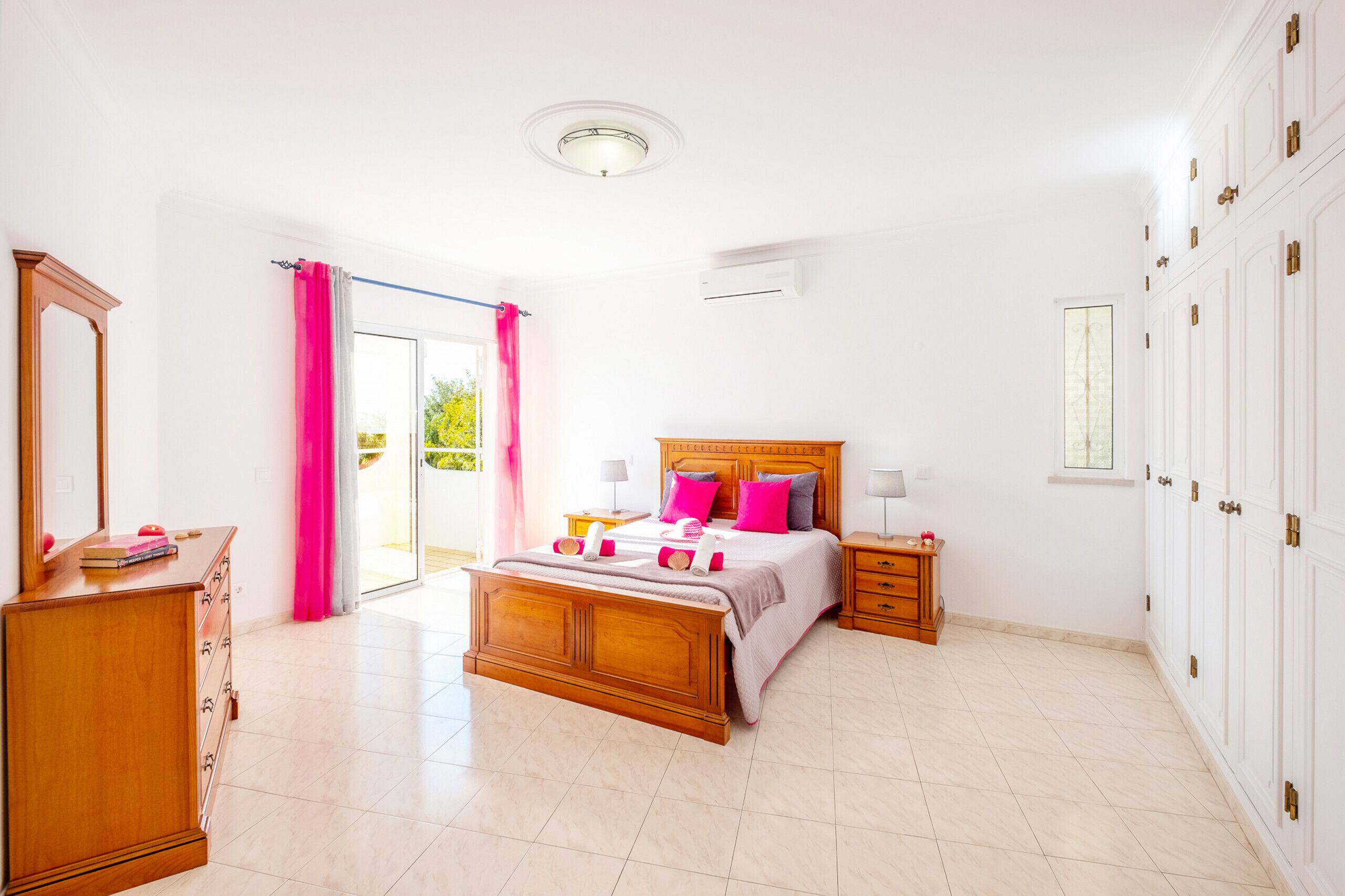 5 Schlafzimmer, Zimmersafe, Bügeleisen/Bügelbrett, kostenloses WLAN