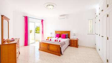 5 Schlafzimmer, Zimmersafe, Bügeleisen/Bügelbrett, kostenloses WLAN