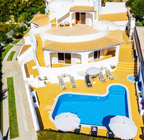 Villa in Galé w/ pool, BBQ & sea view