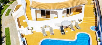 Villa in Galé w/ pool, BBQ & sea view
