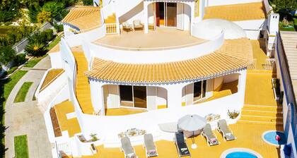 Villa in Galé w/ pool, BBQ & sea view