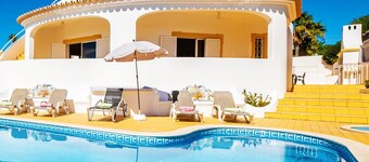 Villa in Galé w/ pool, BBQ & sea view