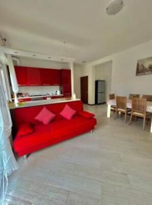 TV, books - Lovely two-room apartment at the gates of Milan (Paderno Dugnano)