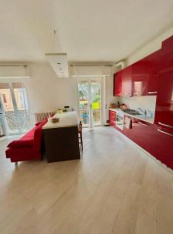 Micro-ondes, four, plaque de cuisson, cafetière/bouilloire