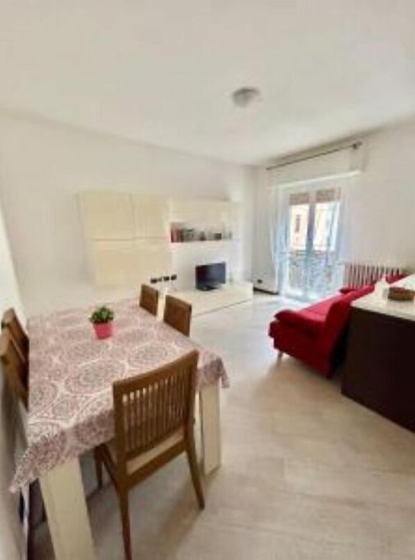 TV, books - Lovely two-room apartment at the gates of Milan (Paderno Dugnano)