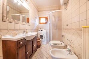 Shower, bidet, towels
