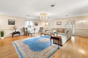 TV connectée, cheminée, table de tennis de table, livres