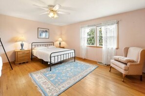 3 bedrooms, iron/ironing board, free WiFi, bed sheets - Serene 51-Acre Estate with Beautiful Farmhouse-Your Nature Retreat Awaits! (Frederick)