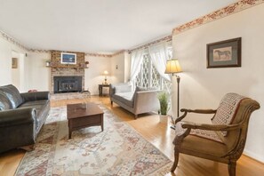 Smart TV, fireplace, ping pong, books - Serene 51-Acre Estate with Beautiful Farmhouse-Your Nature Retreat Awaits! (Frederick)