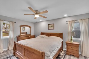 3 bedrooms, iron/ironing board, travel cot, WiFi - Stay Local STR: Miss Van’s House (Champaign Township)