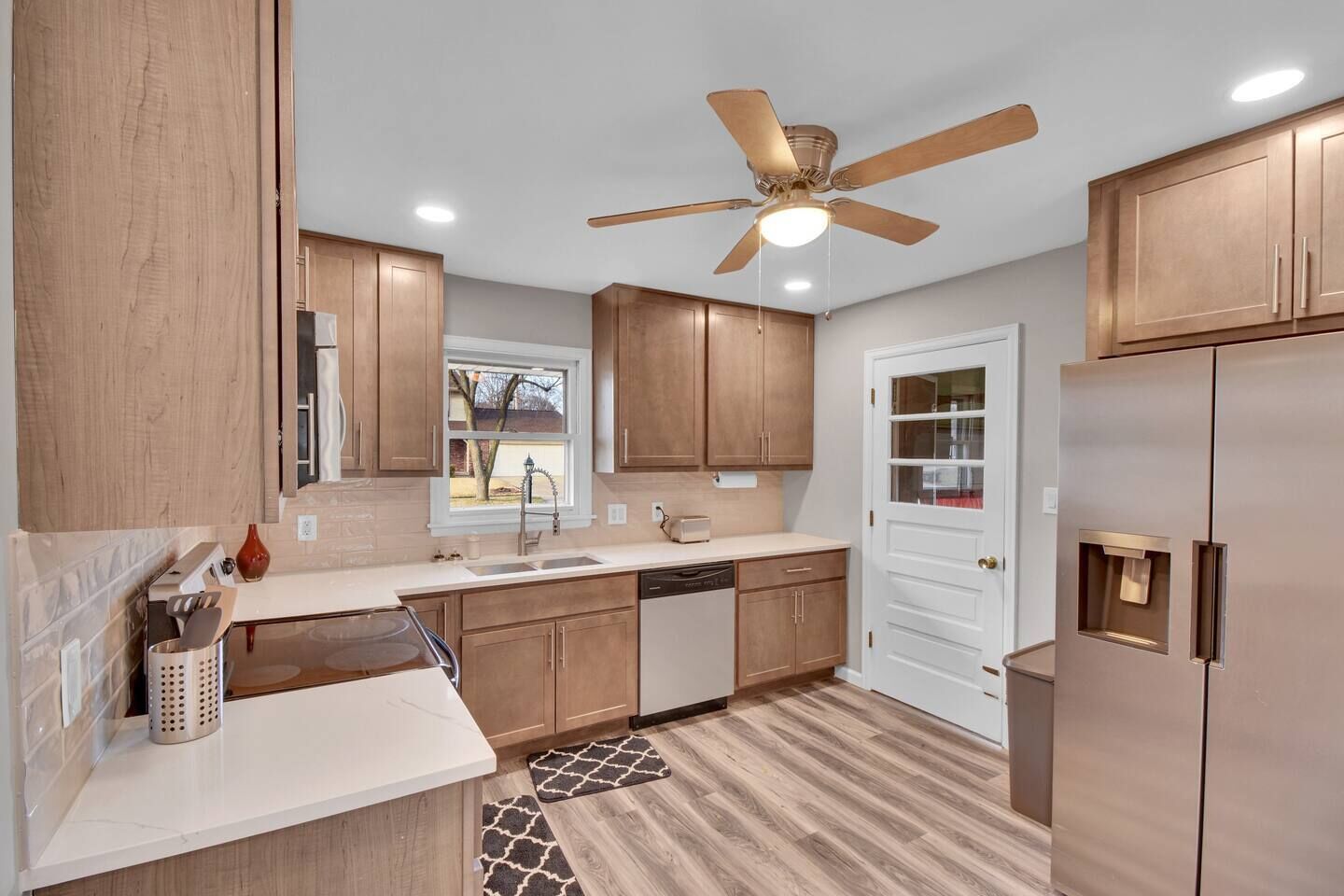 Fridge, coffee/tea maker