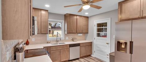 Fridge, coffee/tea maker