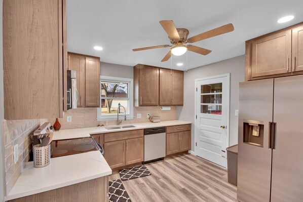 Fridge, coffee/tea maker