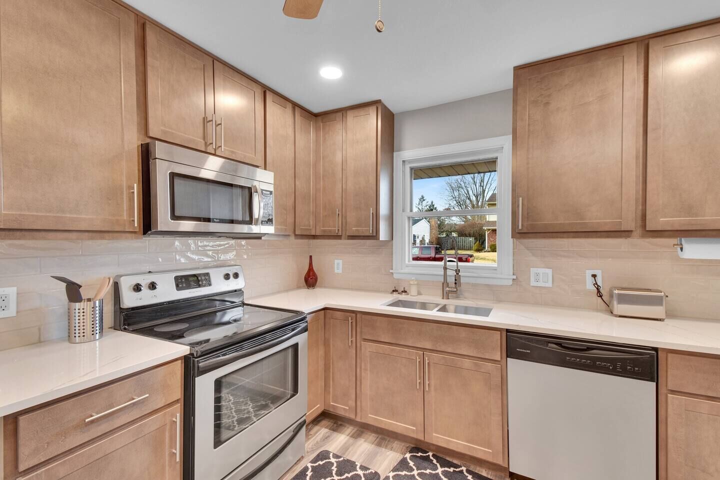 Fridge, coffee/tea maker