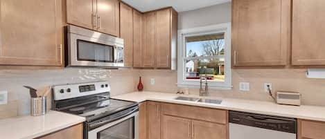 Fridge, coffee/tea maker