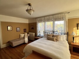 Habitación individual de luna de miel | Ropa de cama de alta calidad, edredones de plumas, minibar y escritorio