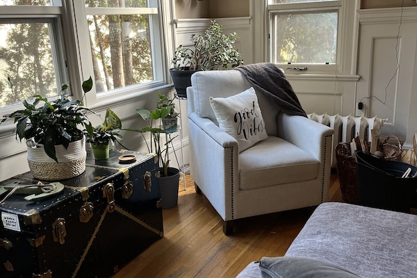 32-inch flat-screen TV with premium TV channels, Netflix