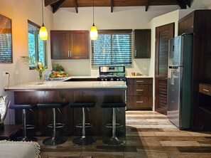 Jääkaappi, uuni, liesi, kahvin-/teenkeitin