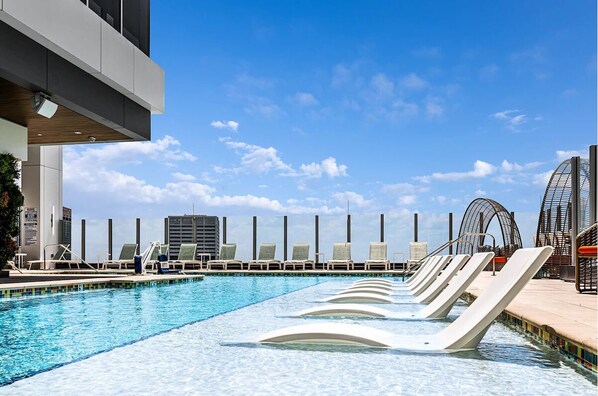 Una piscina al aire libre, una piscina climatizada