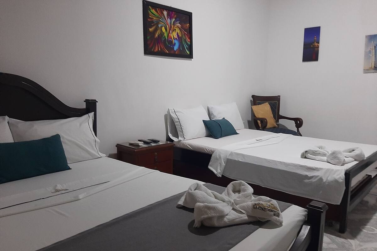 Habitación familiar con 2 camas individuales | Wifi gratis y ropa de cama