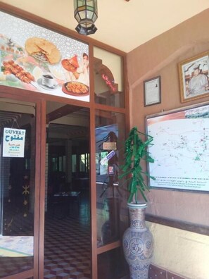 Interior entrance - El Menzeh foundation (Rissani)