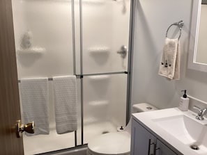 Doccia, asciugacapelli, asciugamani, sapone