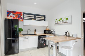 Réfrigérateur, four à micro-ondes, un four, lave-vaisselle