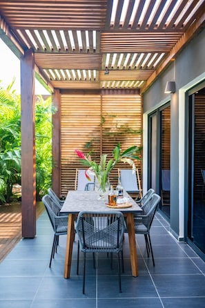 Outdoor dining - Villa Rishna – 2 Bedrooms | Private Pool + Sauna & Tropical Escape (Saint-François)