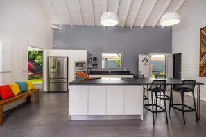Fridge, microwave, oven, stovetop - Villa Girafe Bleue – 2 Suites | Pool & Garden (Gourbeyre)
