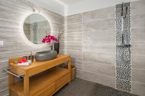 Shower, hair dryer, towels - Villa The Blue Giraffe, Near the Soufrière Volcano (Gourbeyre)